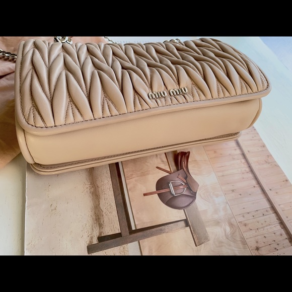 MIU MIU
Nappa Matelasse Club Shoulder Bag Cammeo - Picture 10 of 10